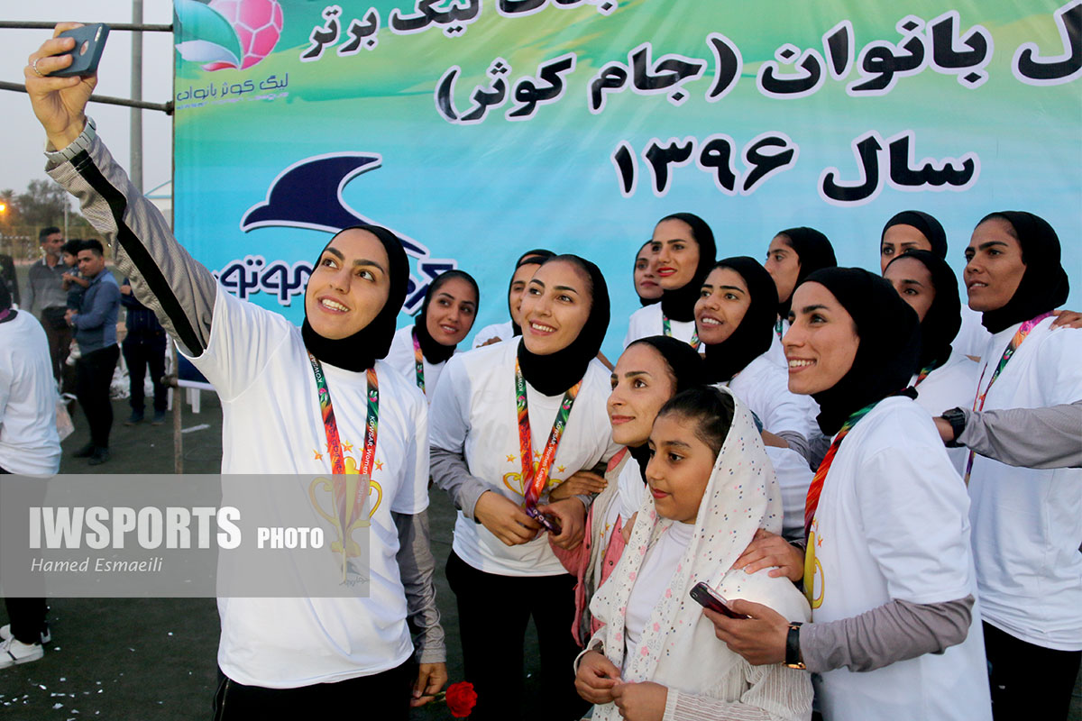تصاویر جشن قهرمانی تیم شهرداری بم در لیگ برتر فوتبال زنان 96