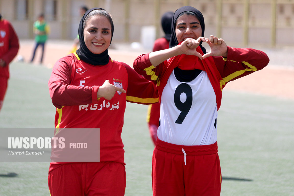 تصاویر دیدار شهرداری بم و ذوب آهن اصفهان در لیگ برتر فوتبال زنان