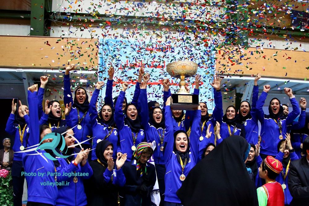 پایان لیگ برتر والیبال زنان و اهدای جام قهرمانی به پیکان