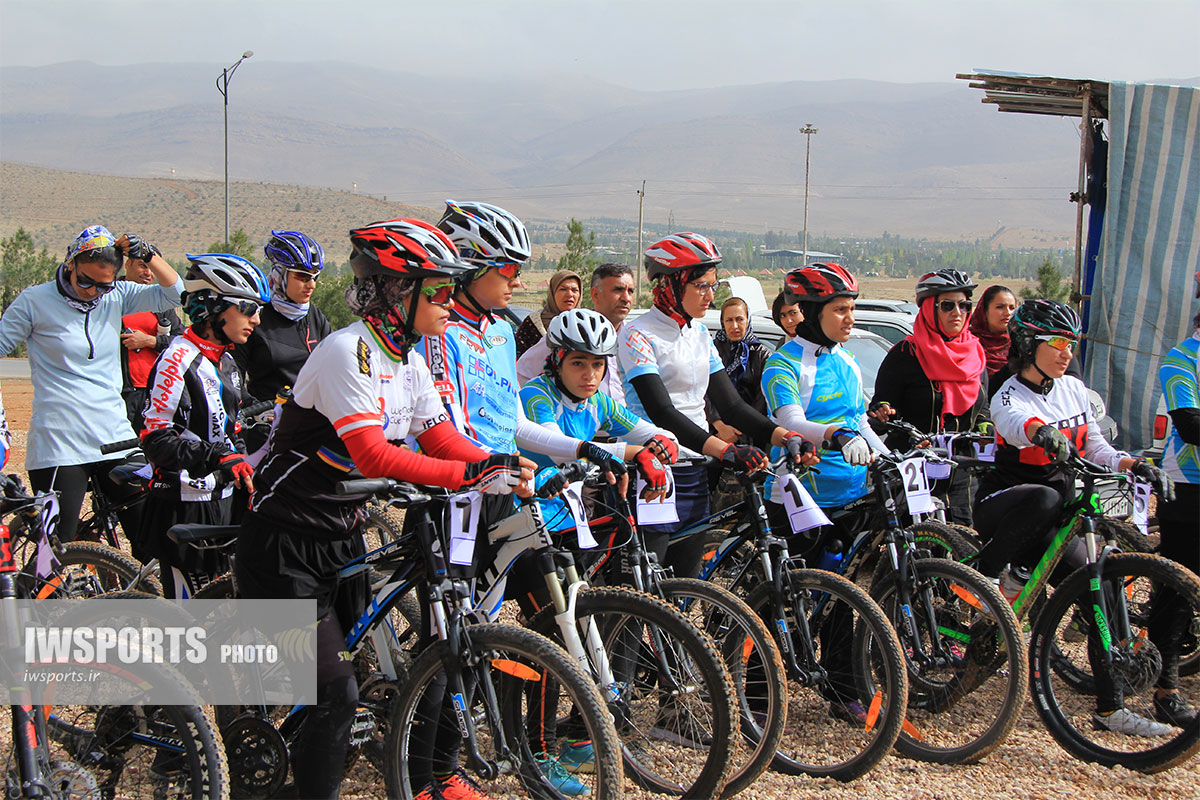 قهرمانی فاطمه باشفاعت و مهرنوش شبانی در مسابقات دوچرخه سواری کوهستان شیراز