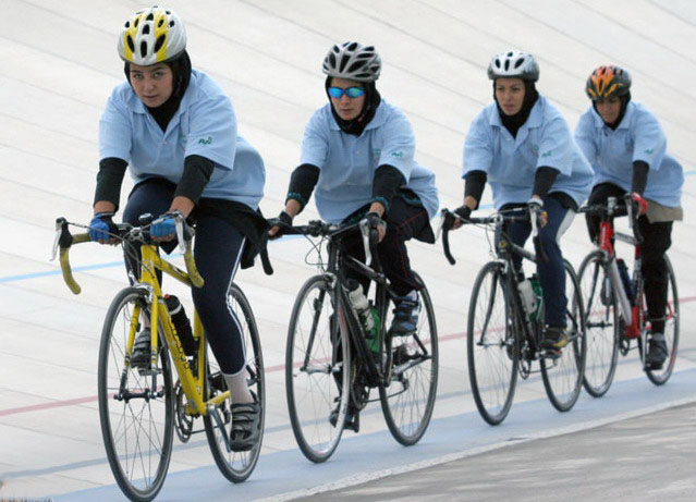 معضل بزرگ در ورزش زنان ایران / دختران نباید دوچرخه سوار شوند!