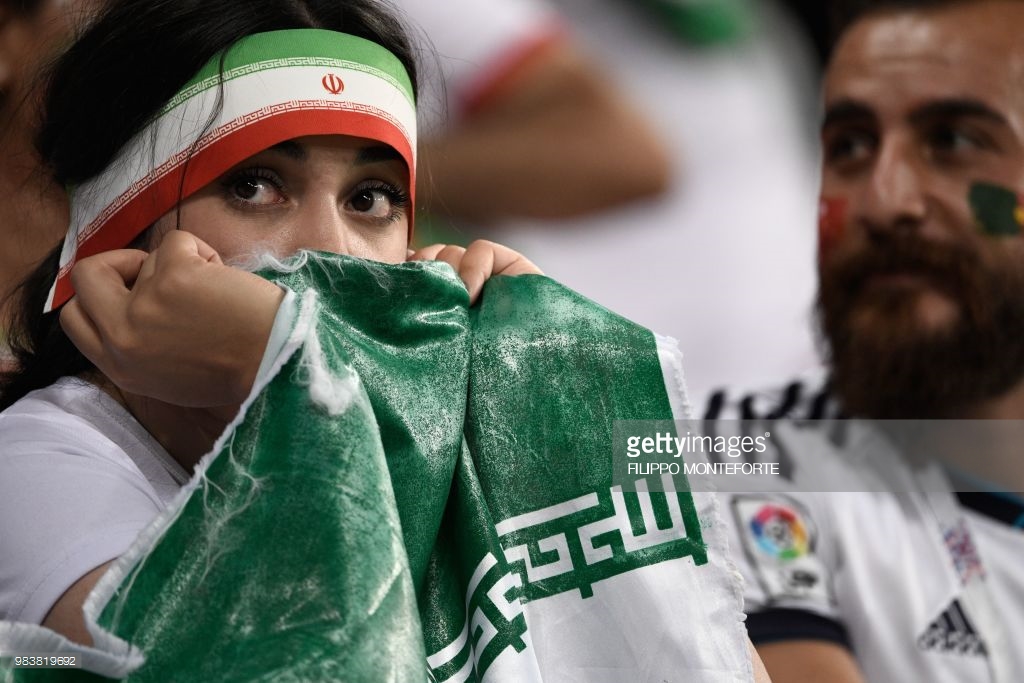 تماشاگران زن ایرانی در دیدار ایران و پرتغال در جام جهانی فوتبال