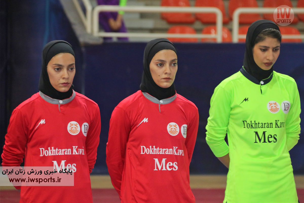 ویدئو خلاصه دیدار تیم های پویندگان شیراز و دختران کویر در لیگ فوتسال بانوان