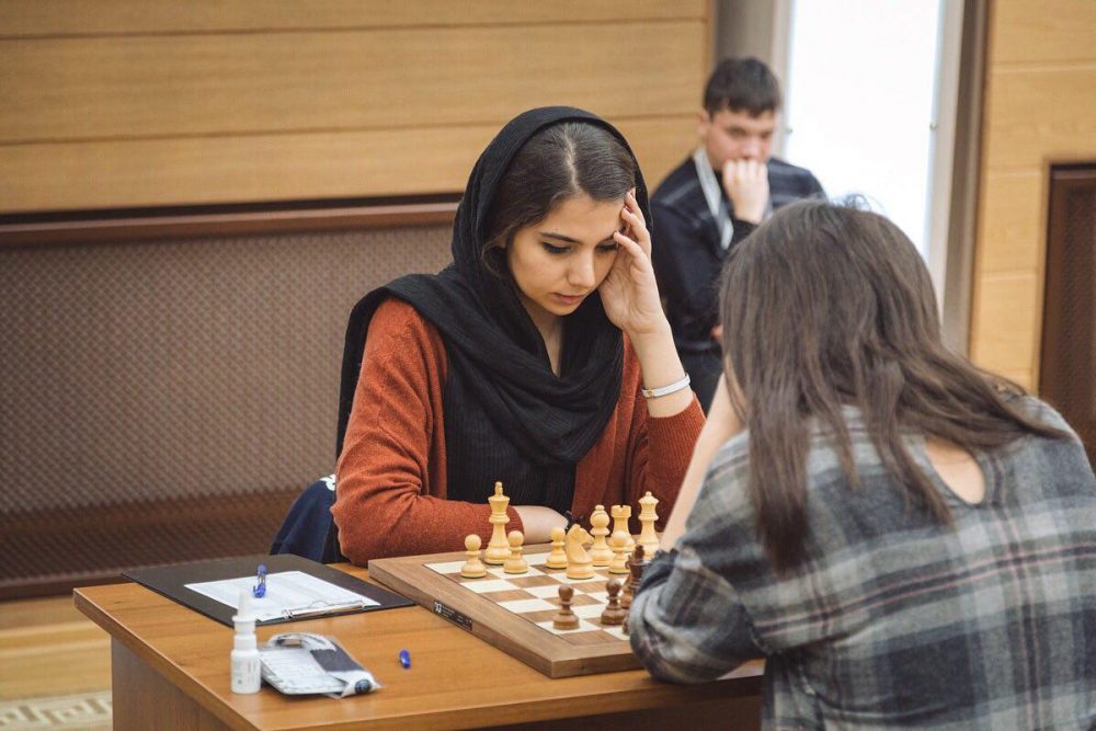 سارا خادم الشریعه ، پیروزی برابر قهرمان آسیا و ۱.۵ امتیاز از ۵ بازی
