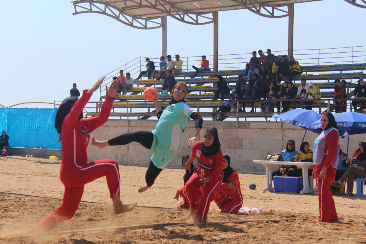 تصاویری از مسابقات هندبال ساحلی بانوان در بندر عباس