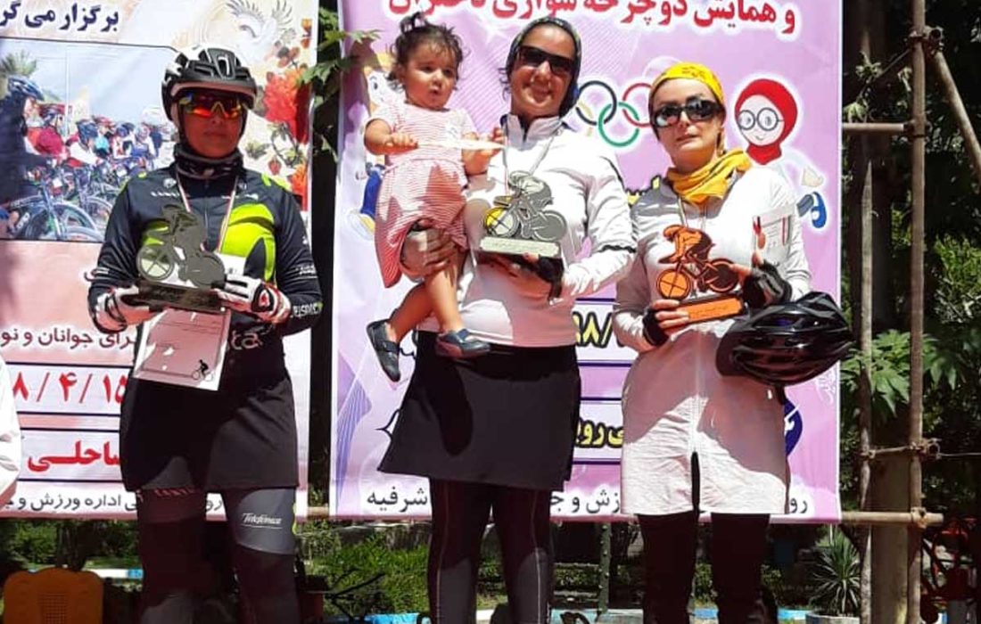 کودک در آغوش مادر قهرمان لیگ دوچرخه‌سواری