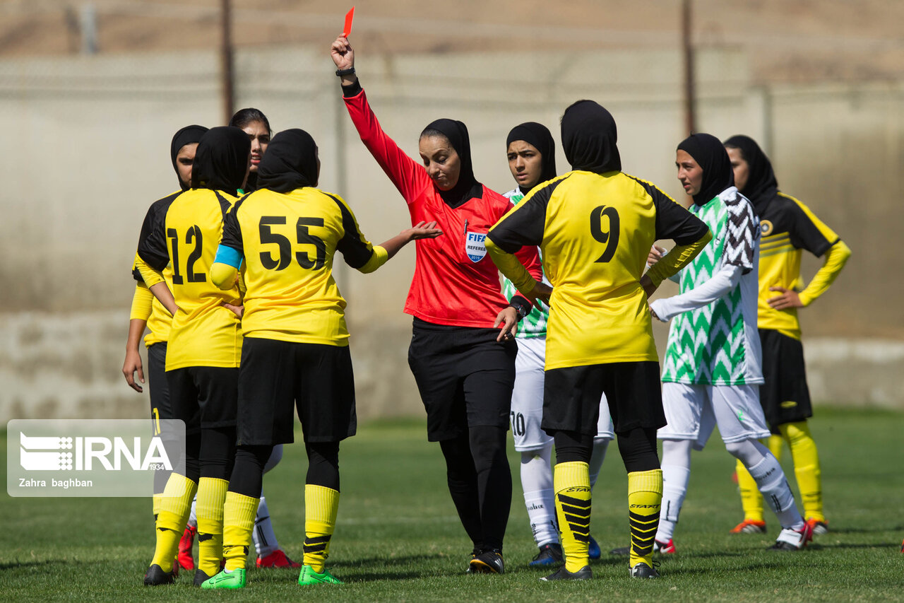 گزارش تصویری | دیدار سپاهان و آذرخش کردستان در لیگ برتر فوتبال بانوان