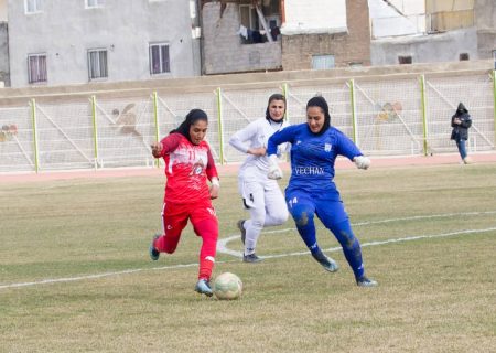 وچان کردستان 0 شهرداری بم 0 | لغزش مدافع عنوان قهرمانی در زمین برفی ملک‌نیا