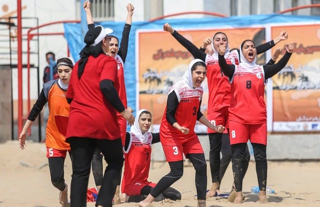 ریف اصفهان قهرمان هندبال ساحلی زنان کشور شد