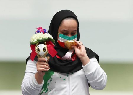 ملکه تپانچه بر مدال طلای پارالمپیک بوسه زد