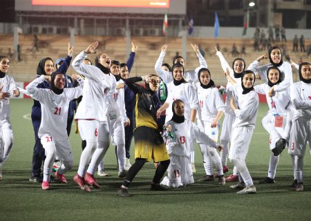 صعود دختران فوتبال به مرحله نهایی با پیروزی مقابل میزبان