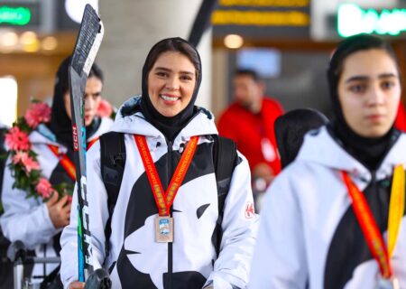 تصاویر بازگشت تیم ملی هاکی روی یخ زنان از قرقیزستان