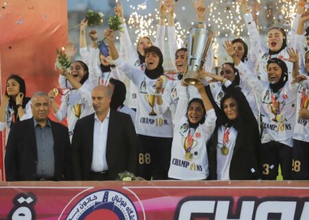 تصاویر جشن قهرمانی خاتون بم در لیگ فوتبال زنان