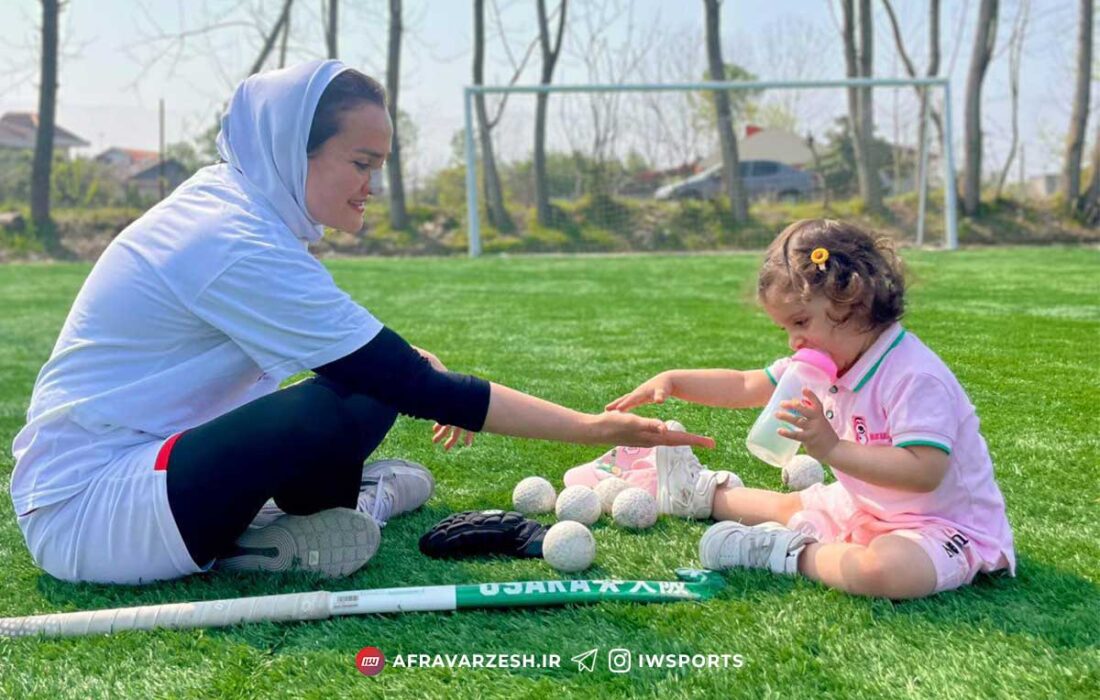 تمرین کاپیتان تیم ملی هاکی و دخترش دیارا